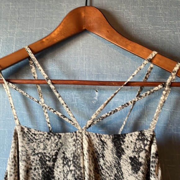 C wonder dress with playful straps. - Picture 3 of 3